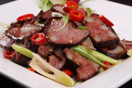 1,血豆腐主要是由猪鸭鹅等动物的血为原料加工而成的,一般为块状暗